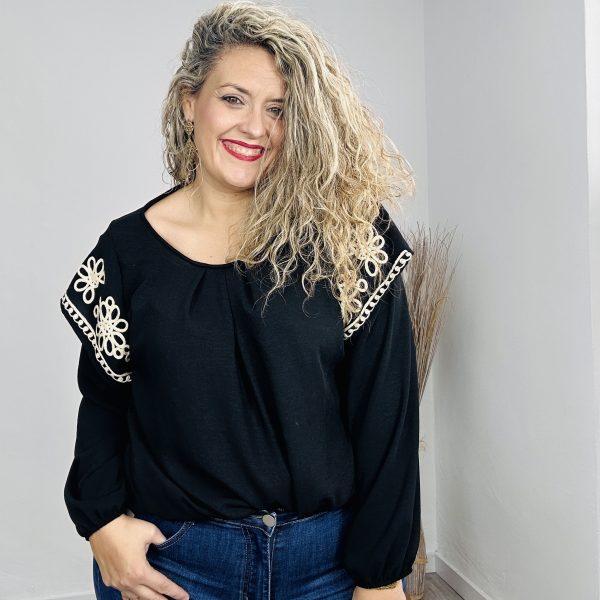 Blusa Bordada Marga negra