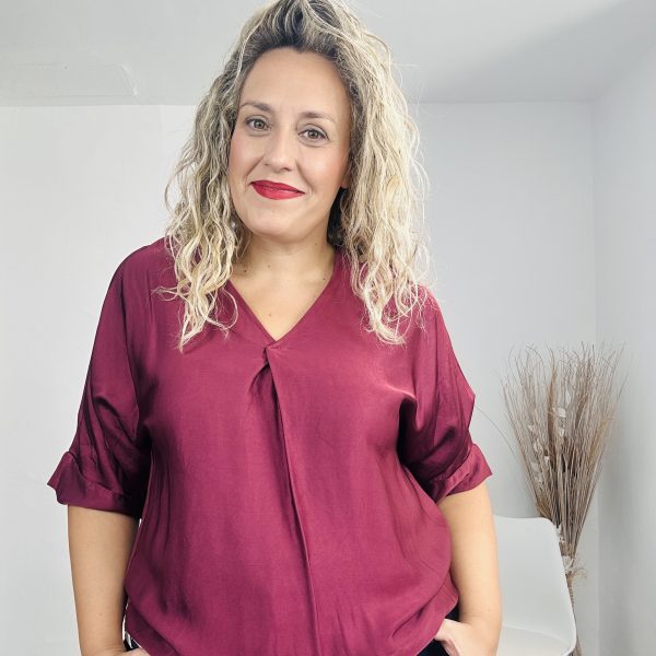 Blusa satinada burdeos