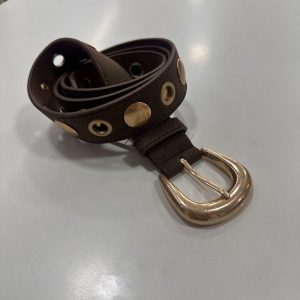 Cinturón antelina tachuelas marrón