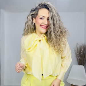 Blusa corbatín amarilla