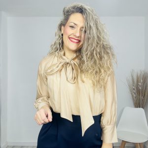 Blusa corbatín camel